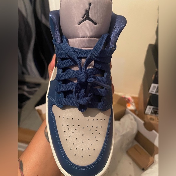 Woman’s - Picture 4 of 9